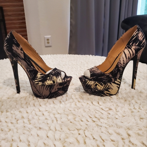Black/White Patterned Peep Toe Stilettos by Shoe Dazzle Size 8 - Picture 2 of 8